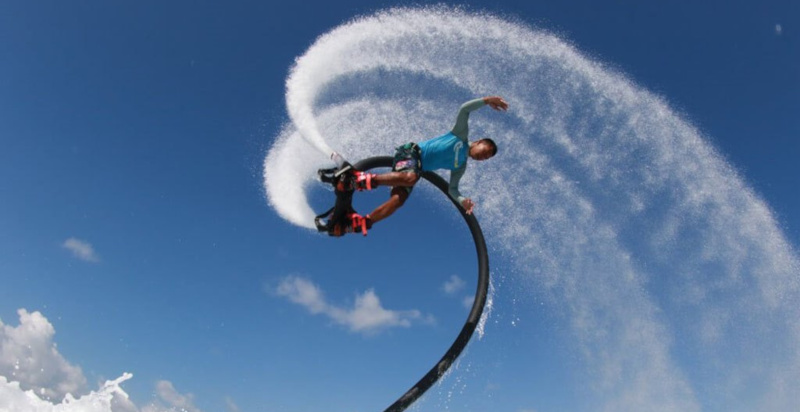 Evoluzioni mozzafiato con il flyboard in Puglia