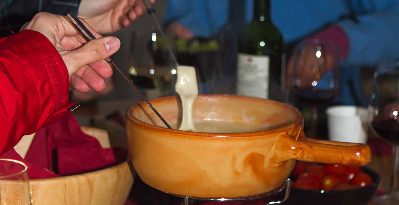 Fonduta nell'igloo con lume di candela e atmosfera invernale