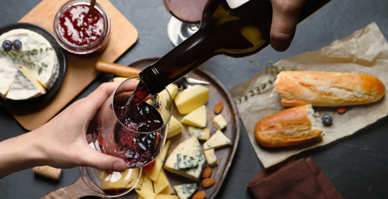 Bicchiere di vino regionale servito con formaggi ad Annecy