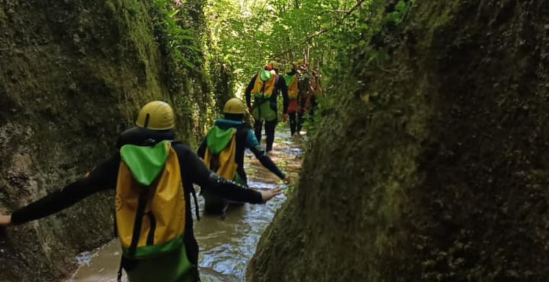 Percorso avventuroso nella forra del Fosso della Mola in canyoning