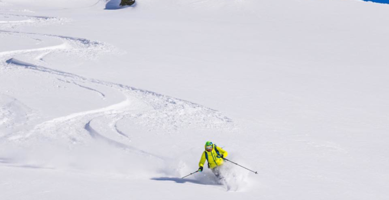 Sciatore che affronta una discesa di freeride a Madesimo