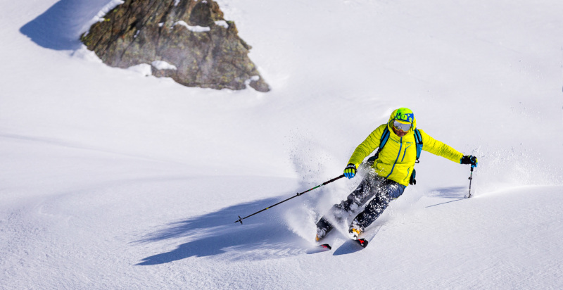 Discesa su neve fresca durante un'escursione freeride