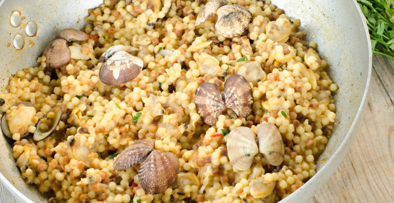 Fregola con le vongole durante un tour gastronomico di Cagliari
