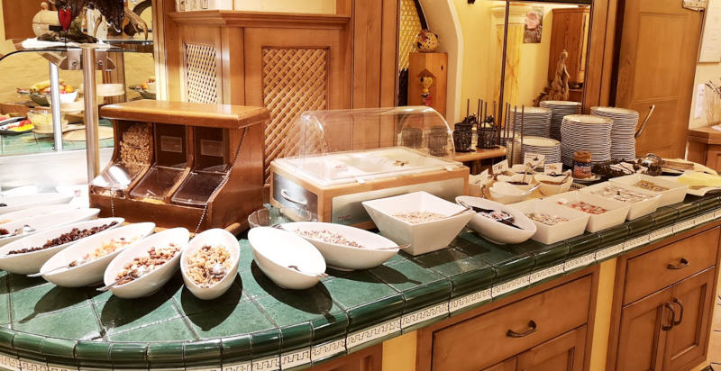 Colazione a buffet con una varietà di prodotti freschi Prechtlhof