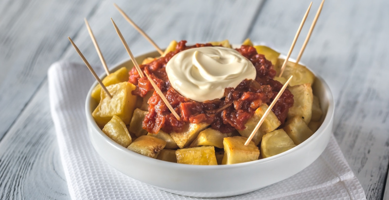 Assaggio di tapas durante il tour gastronomico a Barcellona