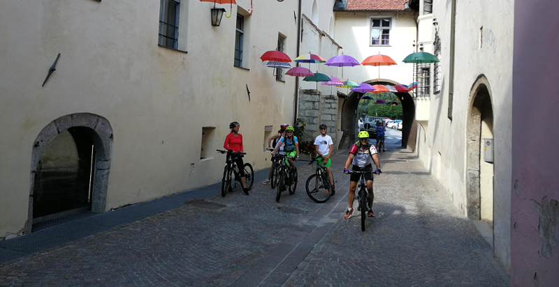Ciclisti tra i vigneti del Sudtirolo durante un’escursione in mountain bike