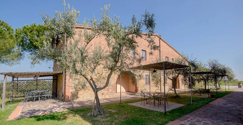 Giardino con pergola appartamenti Castellare di Tonda Resort a Montaione