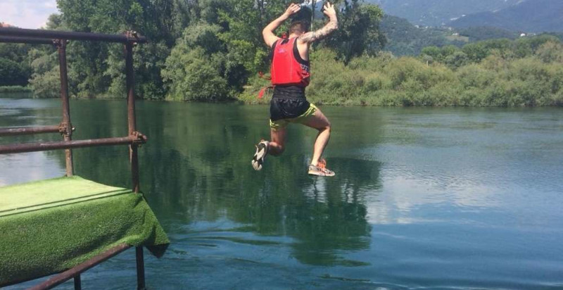 Giochi d’acqua durante il rafting Adda in gruppo