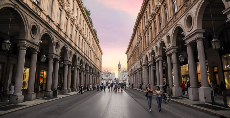 Via principale del centro di Torino con i suoi portici