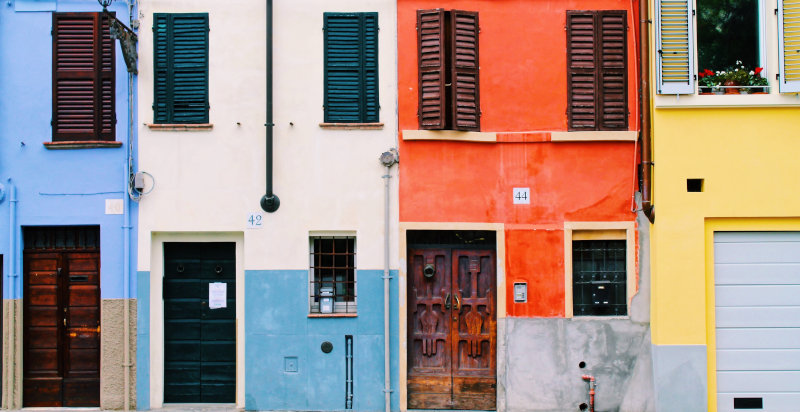 Facciata tipica del centro di Parma 