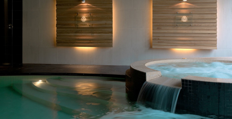 Percorso benessere con idromassaggio e piscina rilassante