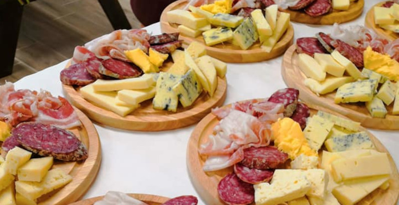 Assaggio di salumi e formaggi prodotti in malha in Piemonte