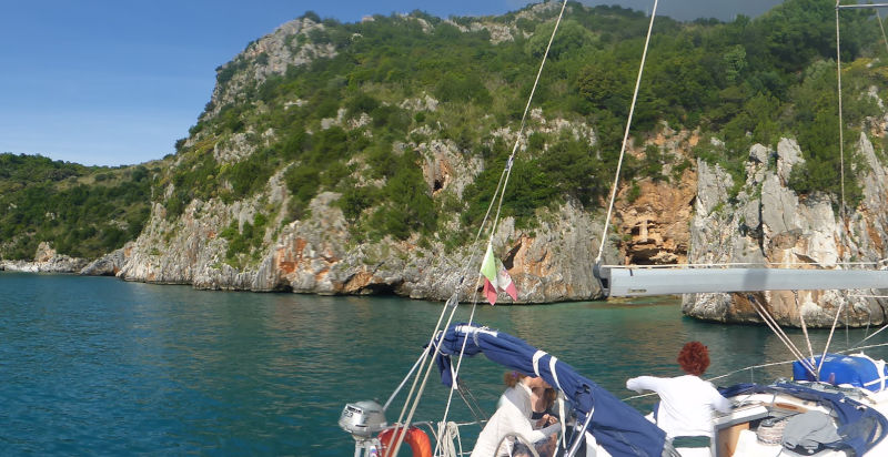 Navigazione a vela lungo le baie incontaminate del Cilento