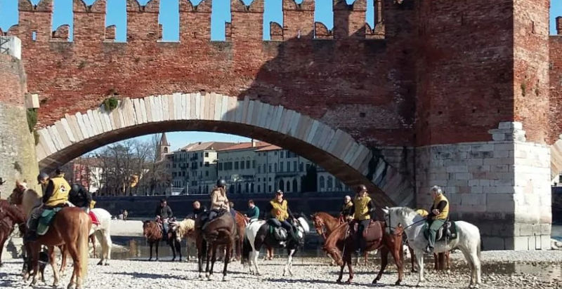 Gruppo di partecipanti alla passeggiata a cavallo a Verona