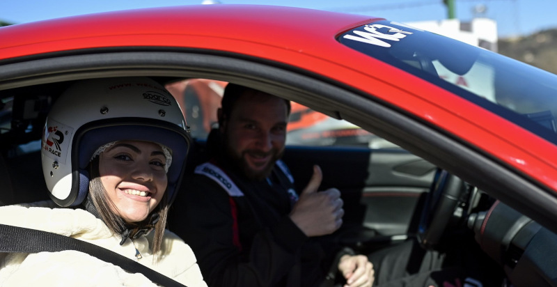 Ragazza passeggera su Ferrari per un giro in pista ad Agrigento