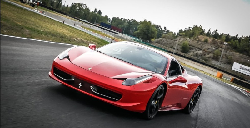 Giro come passeggero su una Ferrari 458 Italia sul circuito di Busca