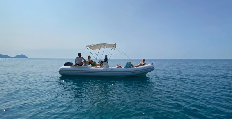 Giro su gommone lungo la costa siciliana