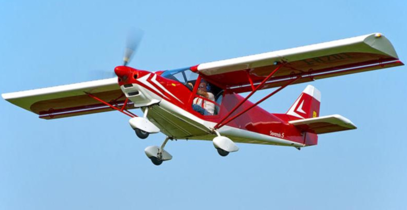 Aereo Tecnam in volo panoramico sopra la zona di Napoli