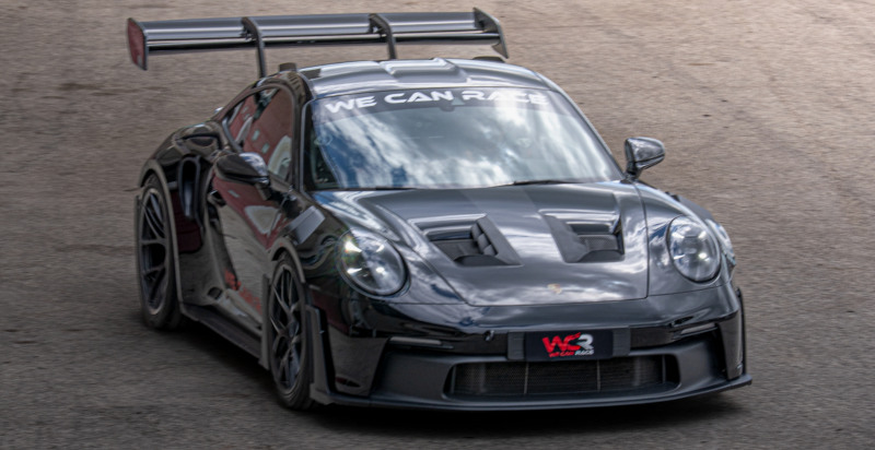 Porsche sportiva sul circuito di Sassari