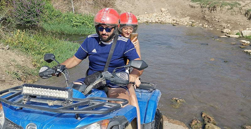 Quad in azione tra le bellezze naturali di Triscina