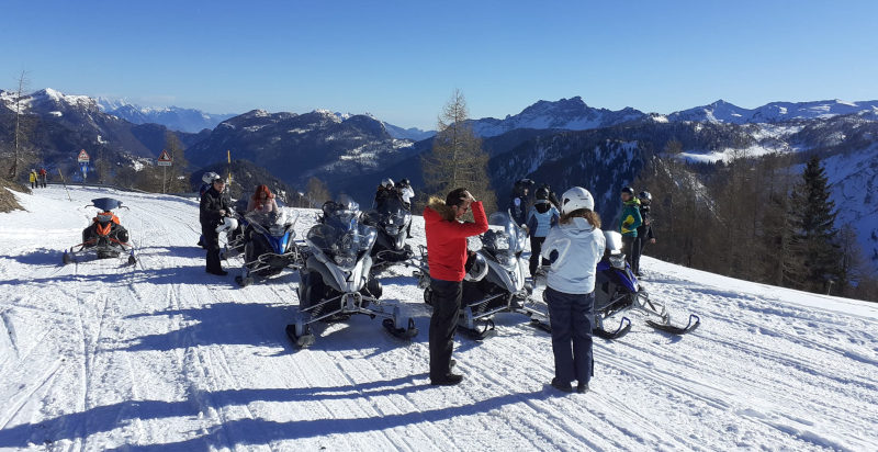Emozionante escursione in motoslitta a Sauris tra natura, neve e sapori friulani