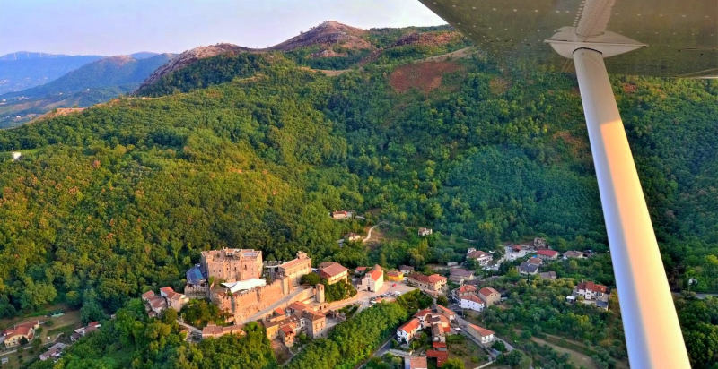 Scorcio del borgo di Sant'Agata De' Goti dall'aeroplano