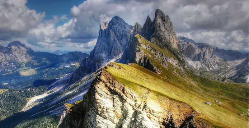 Vista mozzafiato sulle Dolomiti da un elicottero