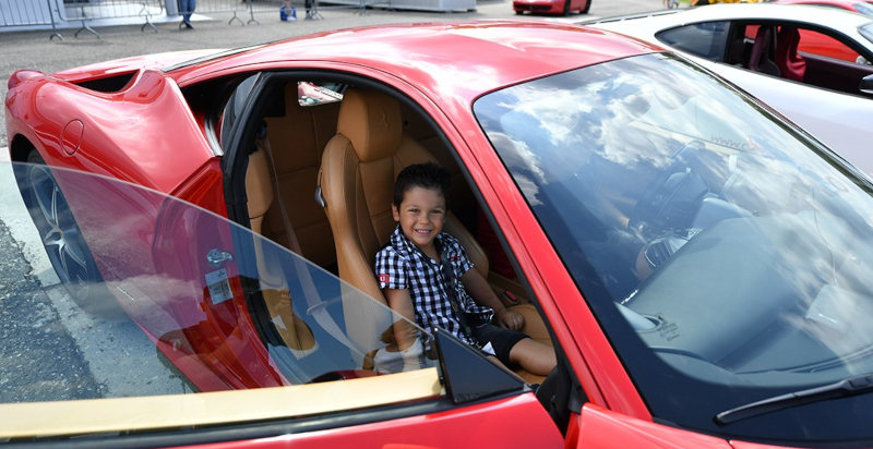 Giro in pista per bambini su Ferrari a Modena