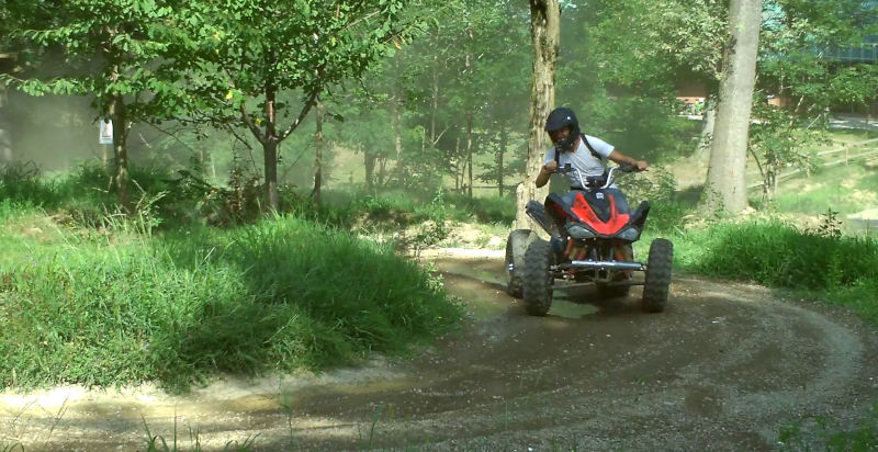 bambino guida mini quad elettrico a Novara su pista sicura