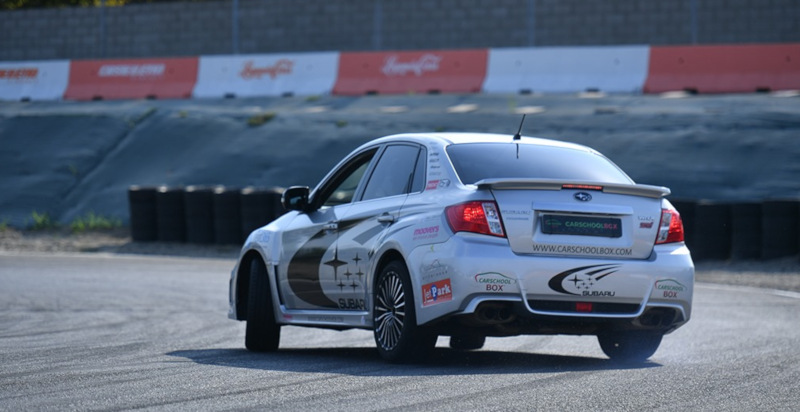 Pilota professionista guida bambini sulla Subaru Impreza WRX STI