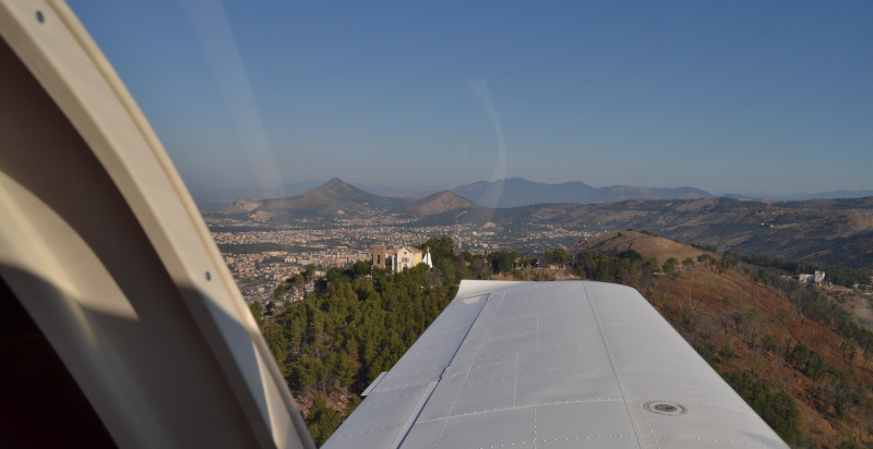Aeroplano in volo sopra il massiccio del Matese