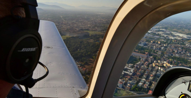 Pilota conduce l'aereo in volo panoramico sulla zona di Sant'Agata De' Goti