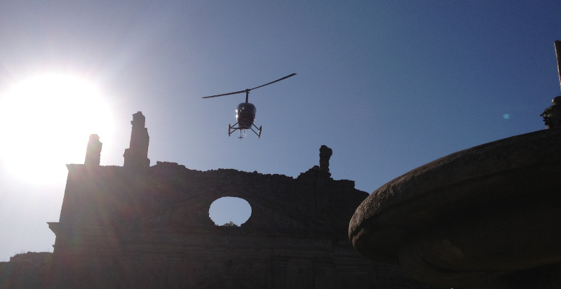 Elicottero in volo sopra le zone limitrofe di Roma