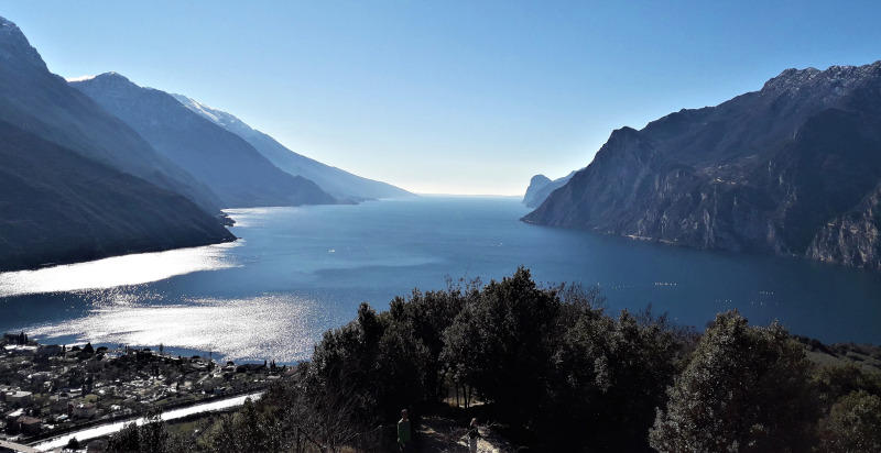 Vista sul Lago di Garda dal Monte Brione durante il trekking