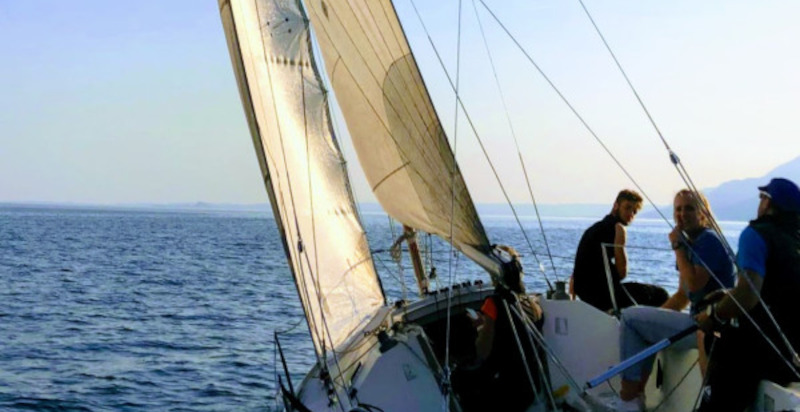Tour privato in barca a vela sul Lago di Garda da Castelletto di Brenzone