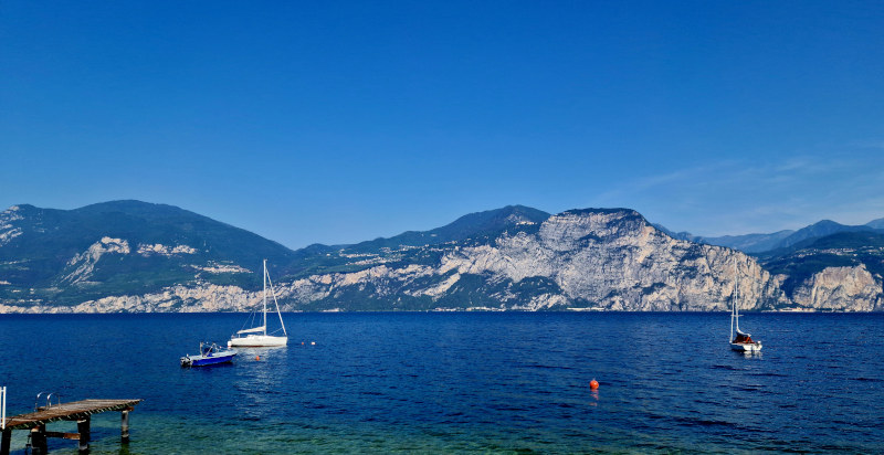 Giro esclusivo in barca a vela sul Lago di Garda con imbarco da Castelletto di Brenzone