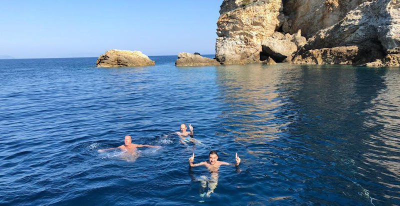 Bagno durante un'uscita in barca ad Agropoli
