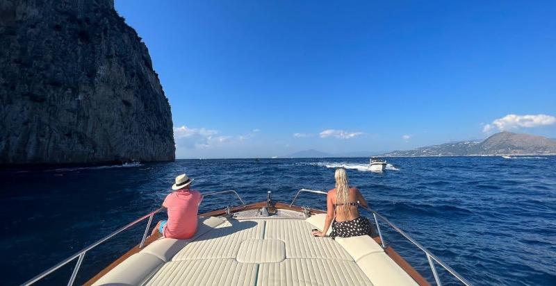 Esperienza in barca al tramonto sul mare di Capri
