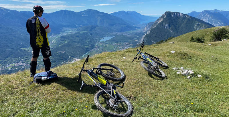 Panorami unici durante un'escursione in mountain bike in Trentino