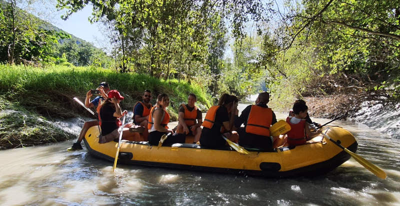 Avventura acquatica in rafting nella natura selvaggia del Trentino