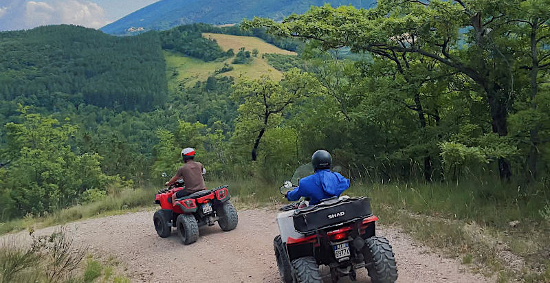 Quad in azione nella campagna umbra ad Assisi