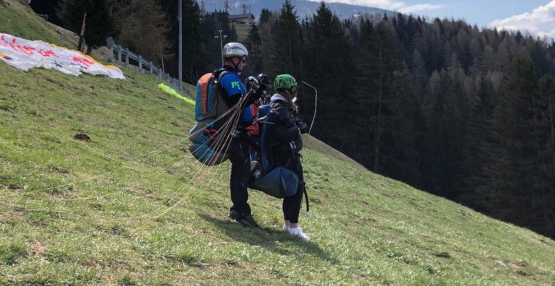 Parapendio in tandem sopra Merano con vista sulle montagne sudtirolesi