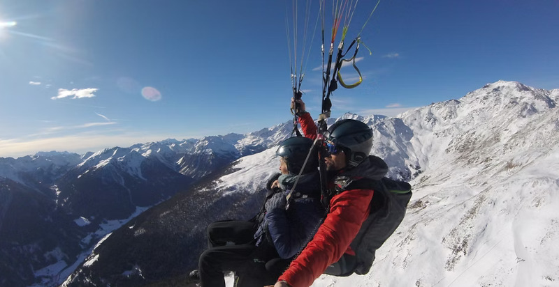 Emozioni indimenticabili in volo parapendio sopra la Val d’Ultimo