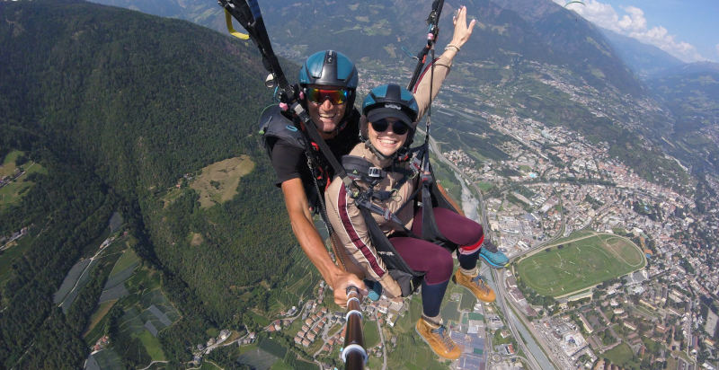 Vista mozzafiato dal parapendio biposto su Lana e San Vigilio