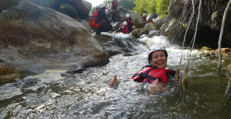 Scivoli naturali e cascate spettacolari nelle Gole dell'Alcantara durante il canyoning