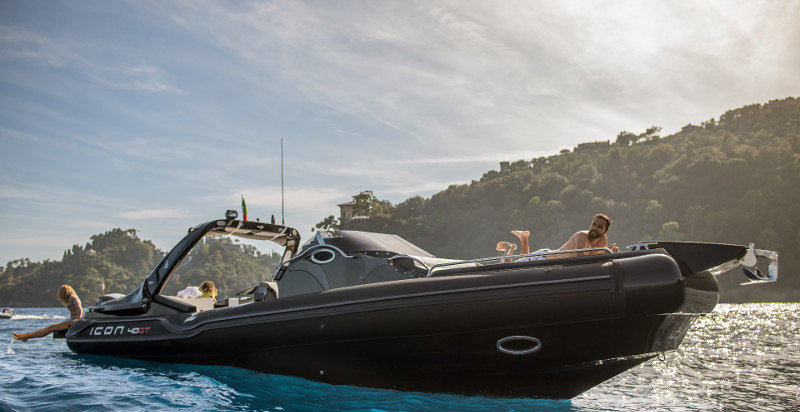 Gommone in navigazione tra le isole dell’arcipelago delle Eolie