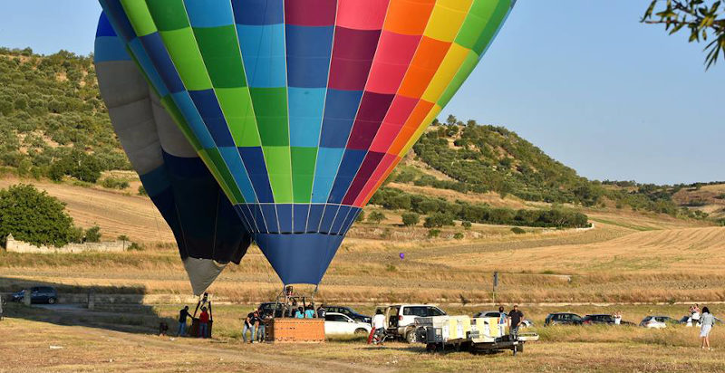 Gonfiaggio e decollo di una mongolfiera vicino a Bari sopra Gravina in Puglia