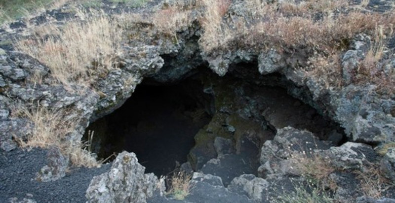 Grotta di Coruccio, rifugio in pietra lavica sull'Etna