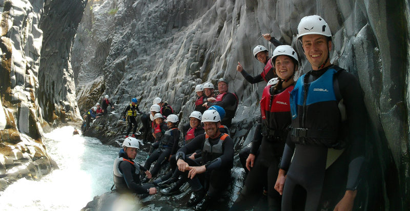 Gruppo in attività di body rafting in piena sicurezza