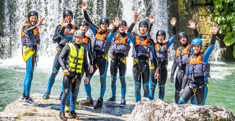 Gruppo di persone in avventura canyoning sul fiume Aventino